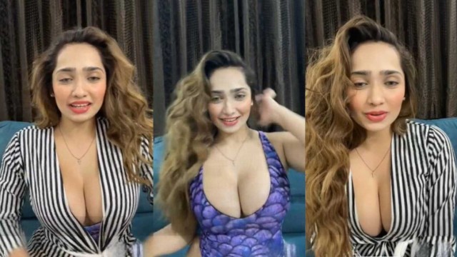 Aditi Mistry Live Showing Video